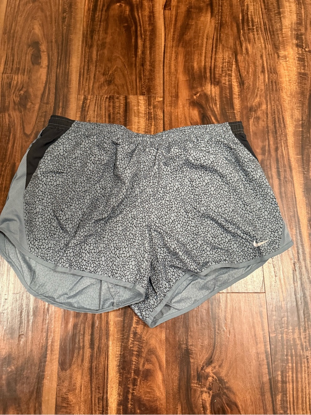 Nike Women's Light Gray Patterned Athletic Shorts